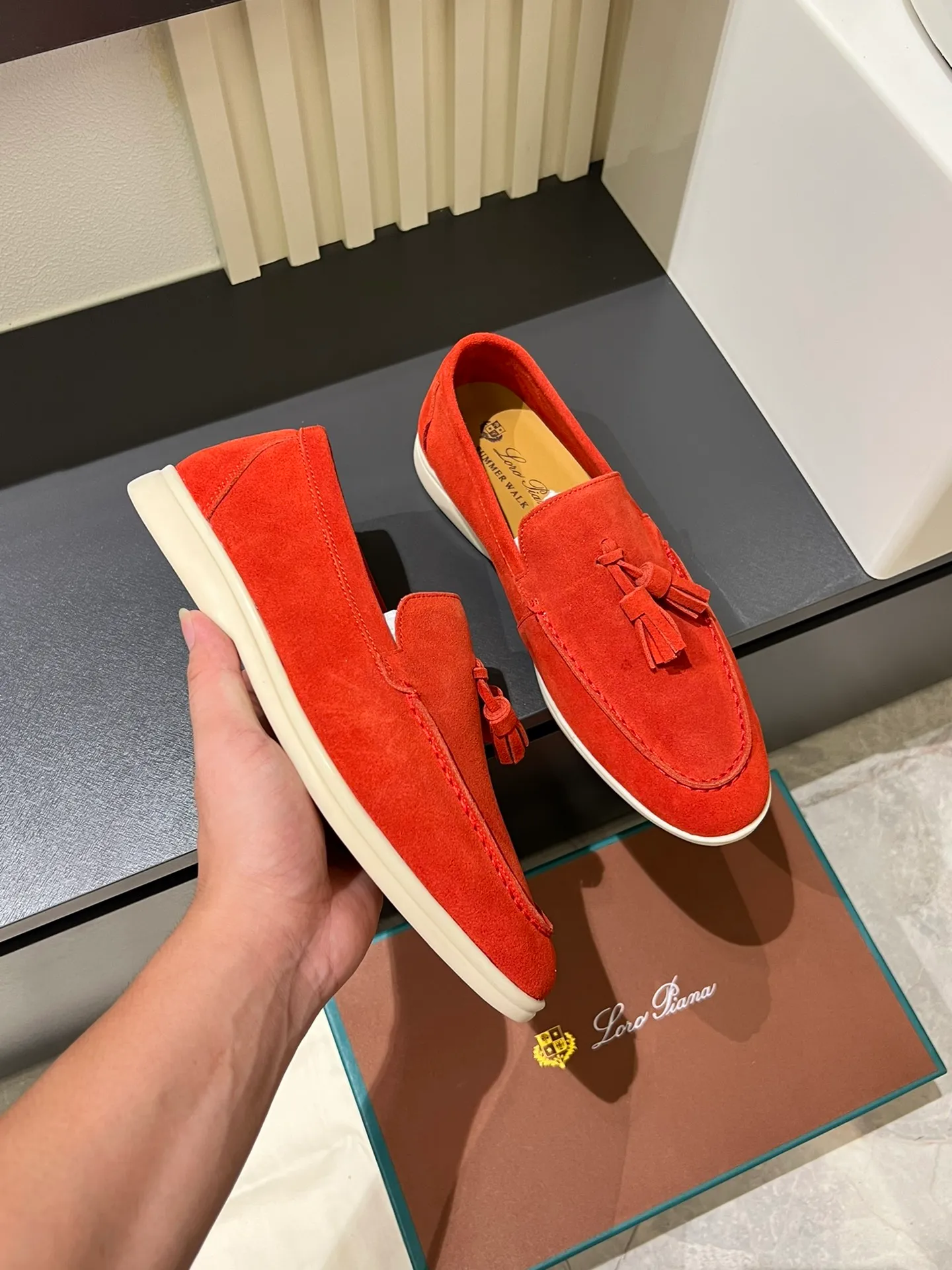 Men's shoes 💰p360 "Loro men's shoes 💰pian'*" Classic L men's shoes for couples 💰p Top version British flat loafers, a must-have item in old money style, the minimalist design is eye-catching and durable, a plus point for dressing The soft foot feel and texture are outstanding. They don’t scratch your feet and are very nice. They are matched with soft and waxy soles. They can be worn daily for a long time without getting tired. They are easy to wear, versatile and classic items, with perfect foot feel and texture! Imported cashmere fabric, the lining is made of imported A-grade water-dyed cow lining, the top version of the genuine leather midsole is sewn with pure handmade mark thread! Size: Female 35-40 (34. Customized) Male 38-44 (45.46. Customized)